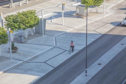 Die Platzmitte bildet das Busperron und die wichtigen Platzrandbereiche nehmen die weiteren Funktionen auf. Einzig die Buskanten sind gegeben.  Aufgelockert wird das Muster durch Wartedächer und Sitzgelegenheiten. In der Nacht brimngt eine abgespannte Beleuchtung eine spezielle Athmosphäre.